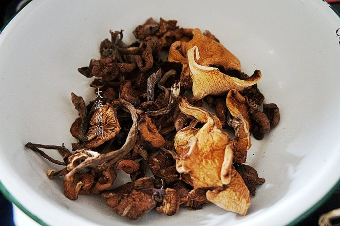 小雞燉蘑菇的做法-家常味燉菜譜-易網<a href=http://www.jsjjzhkt.cn/ target=_blank class=infotextkey>健康養生</a>網 小雞燉蘑菇的做法-家常味燉菜譜