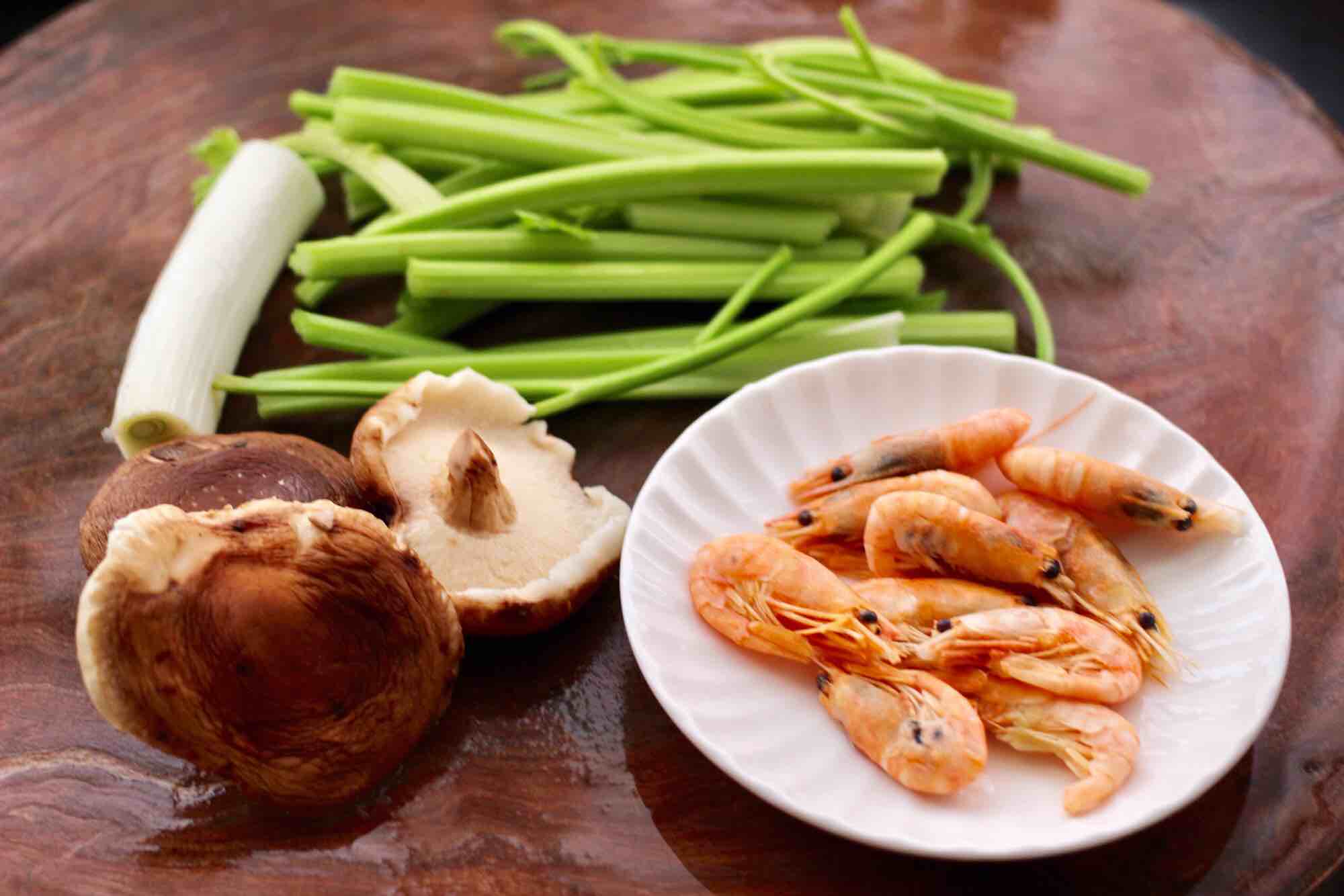 芹菜炒香菇的做法-咸鮮味炒菜譜