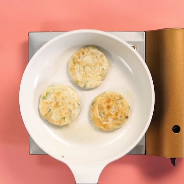 蔥油餅的做法-家常味煎菜譜-易網健康養生網 蔥油餅的做法-家常味煎菜譜