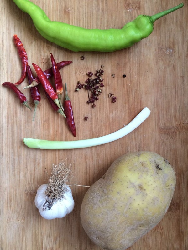 花椒土豆絲的做法-家常味炒菜譜-易網<a href=http://www.jsjjzhkt.cn/ target=_blank class=infotextkey>健康養生</a>網 花椒土豆絲的做法-家常味炒菜譜