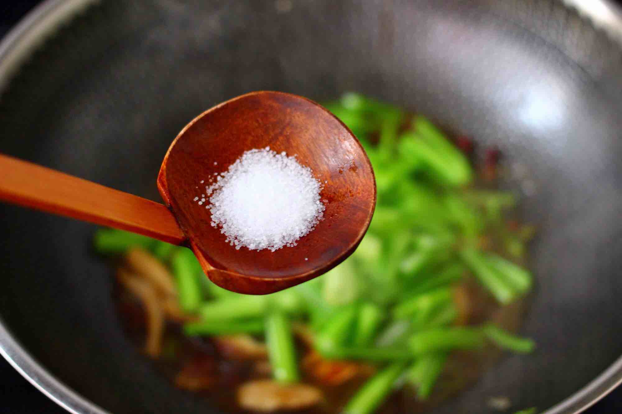 芹菜炒香菇的做法-咸鮮味炒菜譜