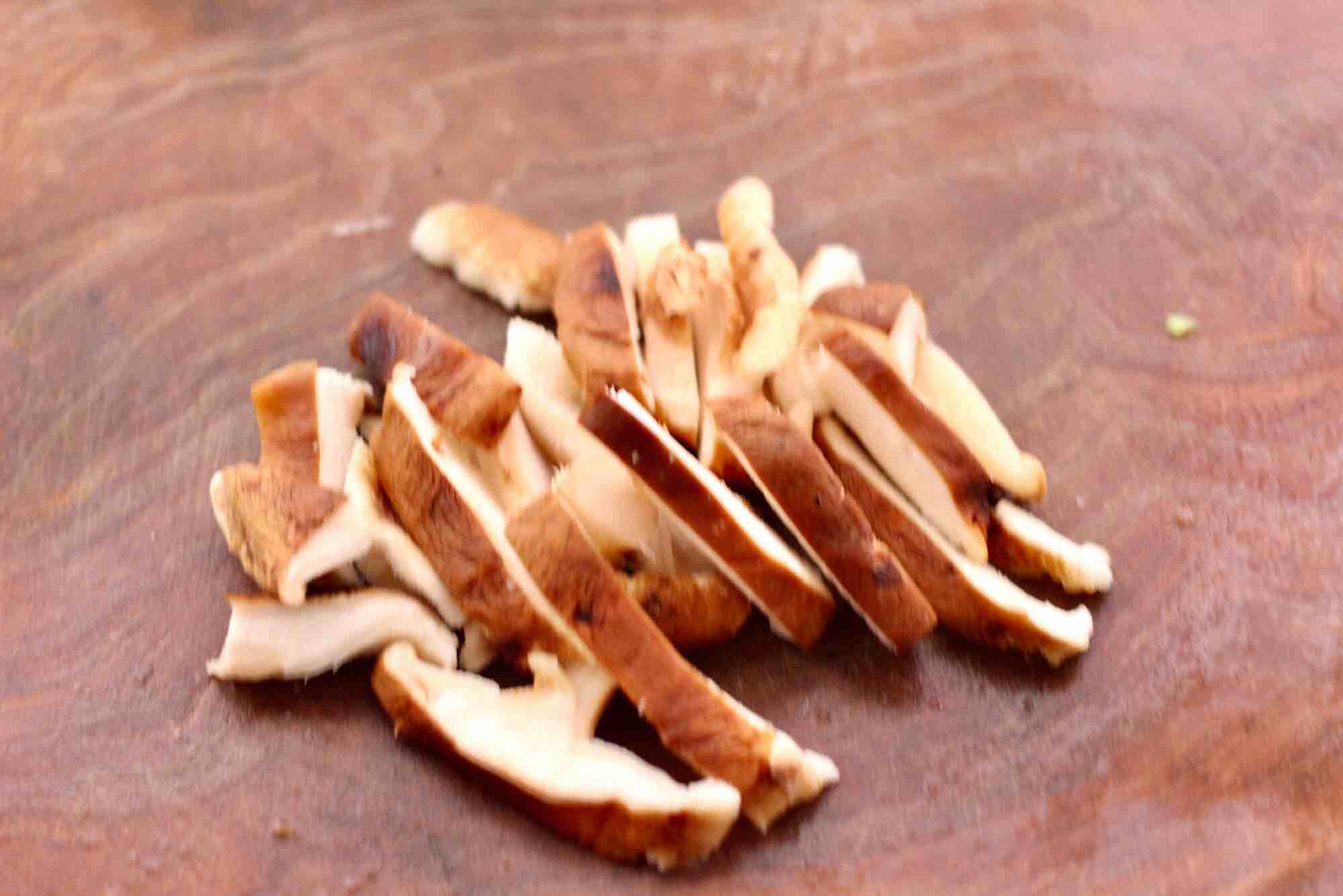 芹菜炒香菇的做法-咸鮮味炒菜譜