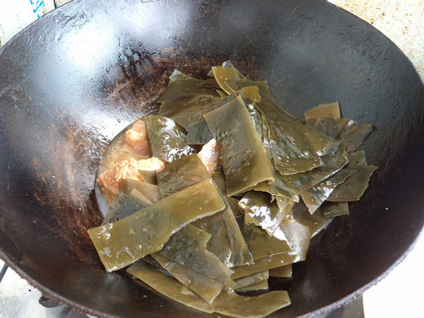 回鍋排骨燴海帶的做法-咸鮮味燴菜譜-易網健康養生網 回鍋排骨燴海帶的做法-咸鮮味燴菜譜