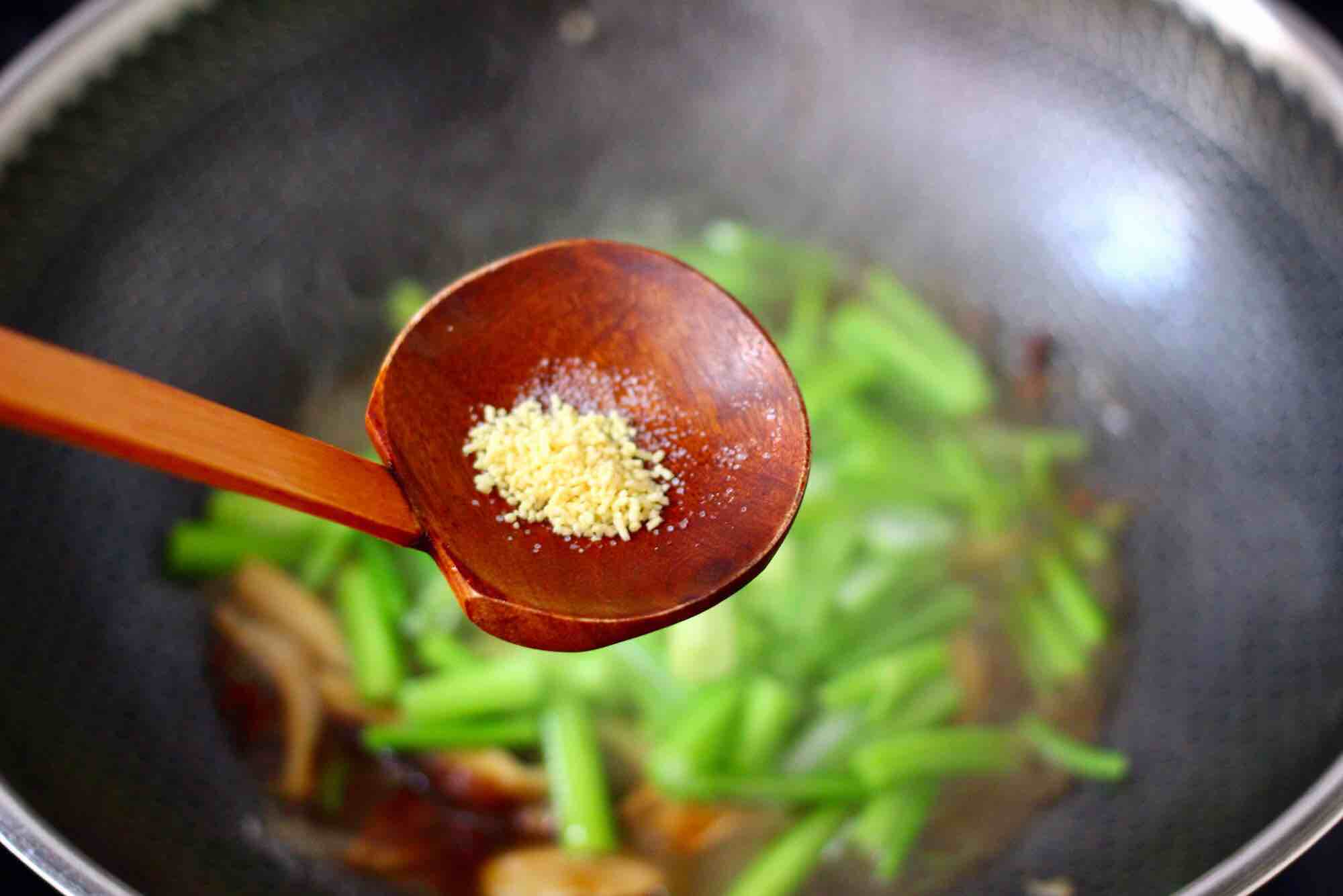 芹菜炒香菇的做法-咸鮮味炒菜譜