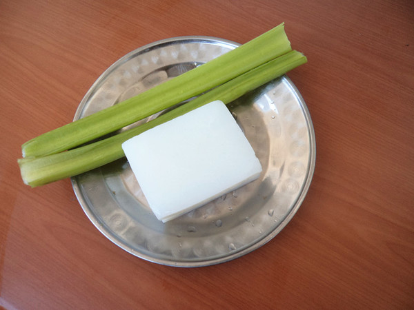 芹菜炒燜子的做法-家常味炒菜譜