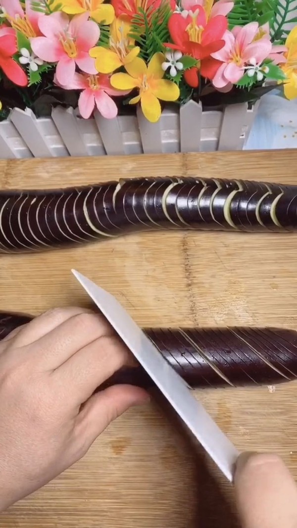 家常燒茄子的做法-家常味炒菜譜-易網<a href=http://www.jsjjzhkt.cn/ target=_blank class=infotextkey>健康養生</a>網 家常燒茄子的做法-家常味炒菜譜