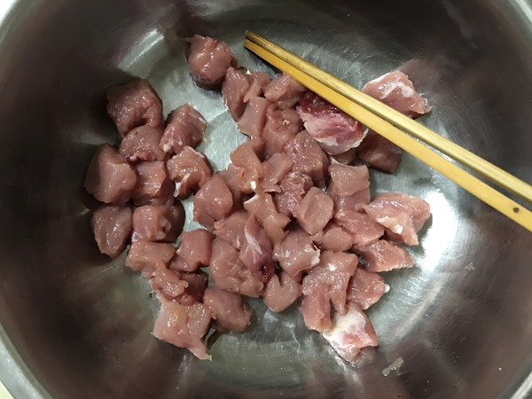 糖醋版溜肉段的做法-酸甜味熘菜譜-易網<a href=http://www.jsjjzhkt.cn/ target=_blank class=infotextkey>健康養生</a>網 糖醋版溜肉段的做法-酸甜味熘菜譜