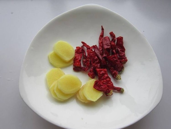 香辣雞煲的做法-家常味燉菜譜-易網健康養生網 香辣雞煲的做法-家常味燉菜譜