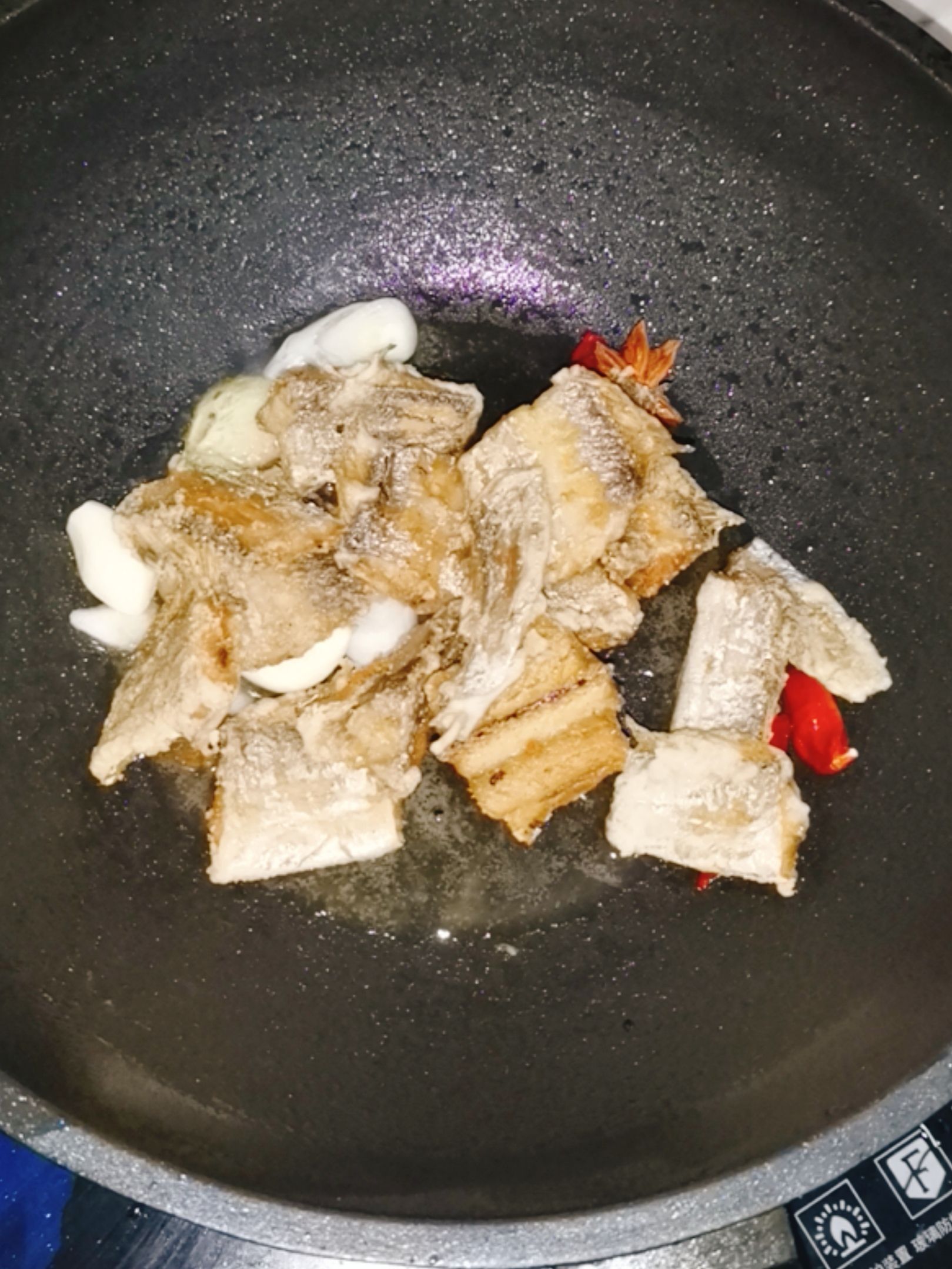 紅燒帶魚的做法-咸鮮味炸菜譜