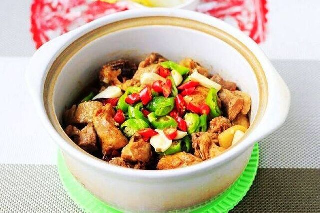 香辣雞煲的做法-家常味燉菜譜-易網健康養生網 香辣雞煲的做法-家常味燉菜譜