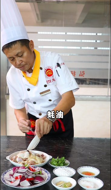 海南滑雞煲的做法-咸鮮味煲菜譜-易網健康養生網 海南滑雞煲的做法-咸鮮味煲菜譜