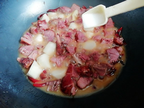 臘鴨燜芋頭的做法-香辣味燜菜譜