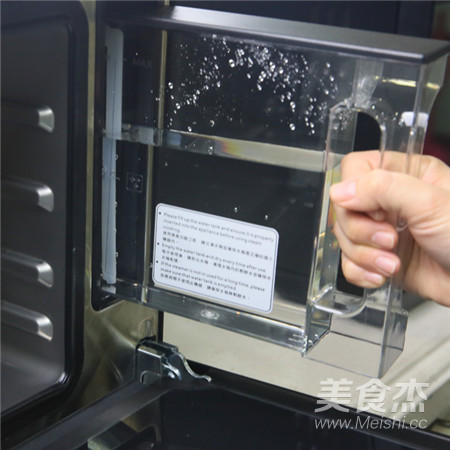 【滋補暖心】黃花菜蟲草花燉雞湯的做法-家常味燉菜譜-易網(wǎng)健康養(yǎng)生網(wǎng) 【滋補暖心】黃花菜蟲草花燉雞湯的做法-家常味燉菜譜