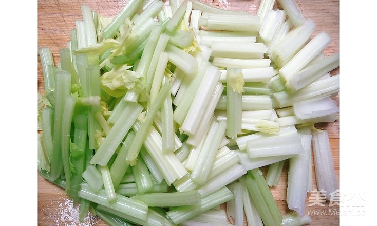 芹菜香干炒肉絲的做法-家常味炒菜譜