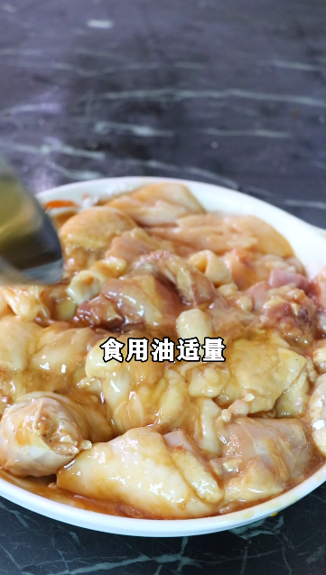 海南滑雞煲的做法-咸鮮味煲菜譜-易網健康養生網 海南滑雞煲的做法-咸鮮味煲菜譜