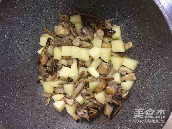 土豆茶樹菇燜雞肉的做法-咸鮮味燜菜譜-易網健康養生網 土豆茶樹菇燜雞肉的做法-咸鮮味燜菜譜