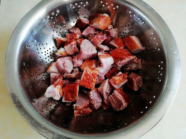 臘鴨燜芋頭的做法-香辣味燜菜譜