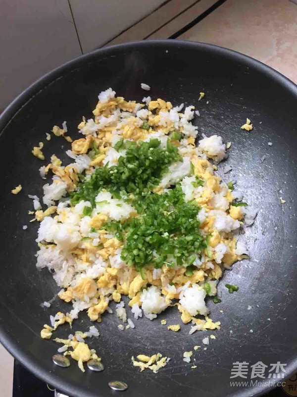 蛋炒飯家常版的做法-家常味炒菜譜-易網(wǎng)健康養(yǎng)生網(wǎng) 蛋炒飯家常版的做法-家常味炒菜譜