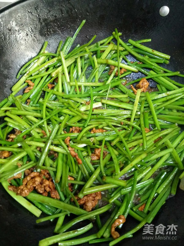 韭菜花炒肉的做法-家常味爆菜譜-易網(wǎng)健康養(yǎng)生網(wǎng) 韭菜花炒肉的做法-家常味爆菜譜