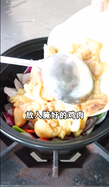 海南滑雞煲的做法-咸鮮味煲菜譜-易網健康養生網 海南滑雞煲的做法-咸鮮味煲菜譜
