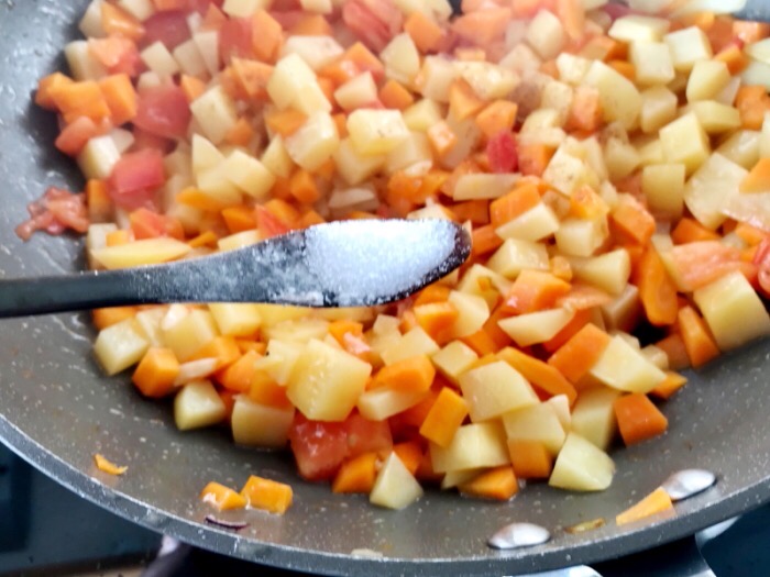 時(shí)蔬牛肉燉 Lapskaus的做法-家常味燉菜譜