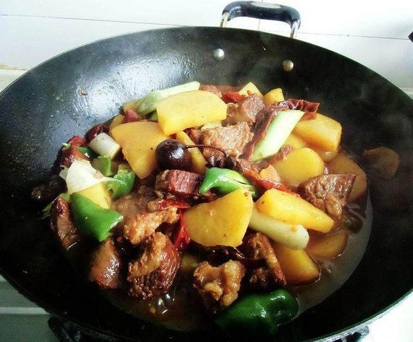 大盤牛肉的做法-香辣味燒菜譜