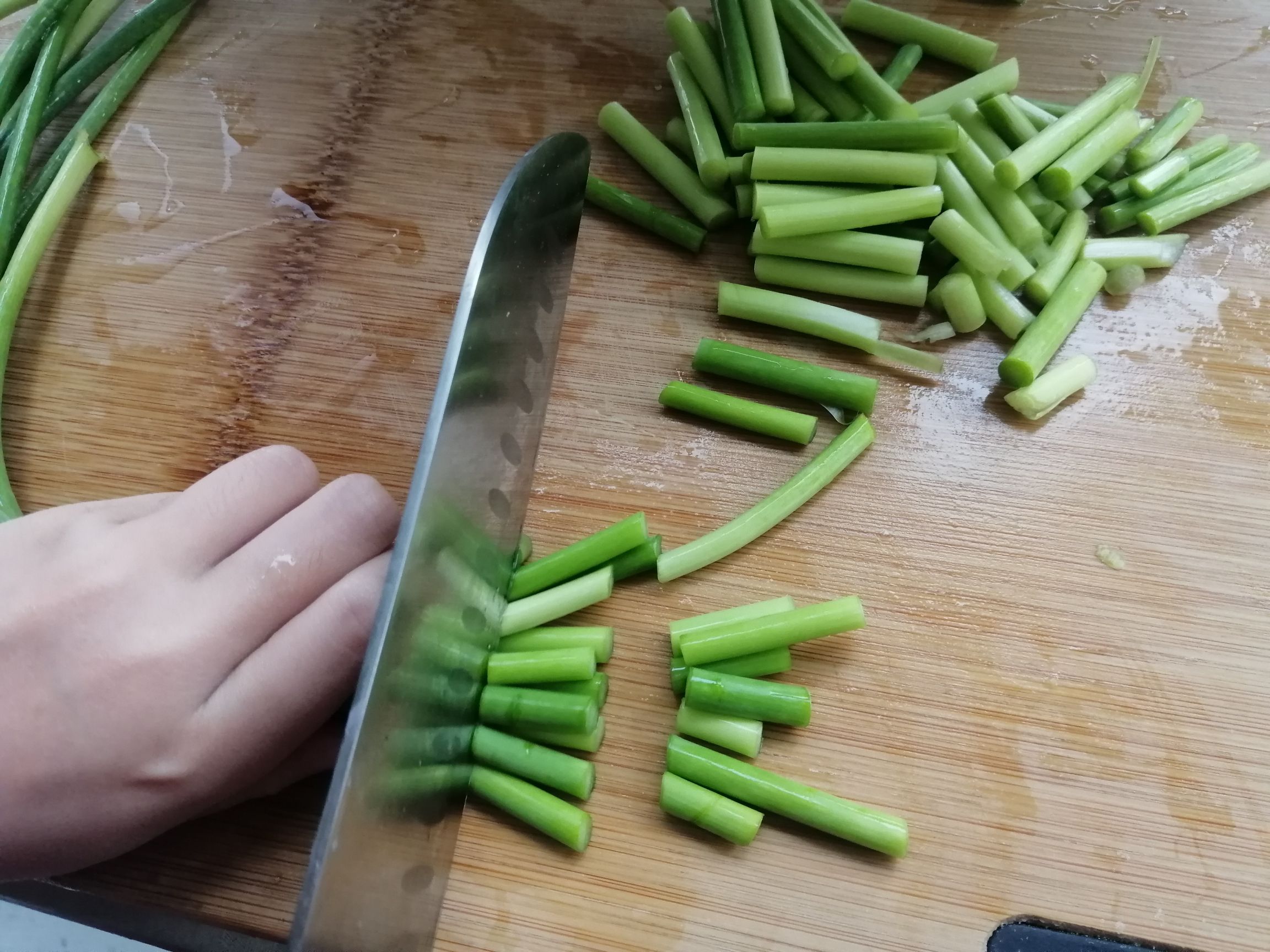 蒜苔炒肉,小朋友來做菜的做法-家常味炒菜譜-易網健康養生網 蒜苔炒肉,小朋友來做菜的做法-家常味炒菜譜