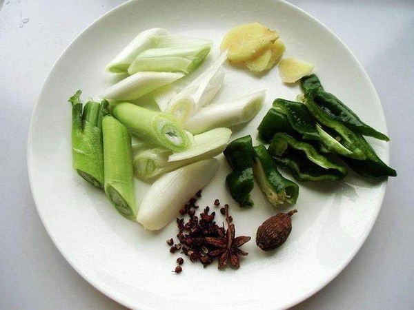 大盤牛肉的做法-香辣味燒菜譜