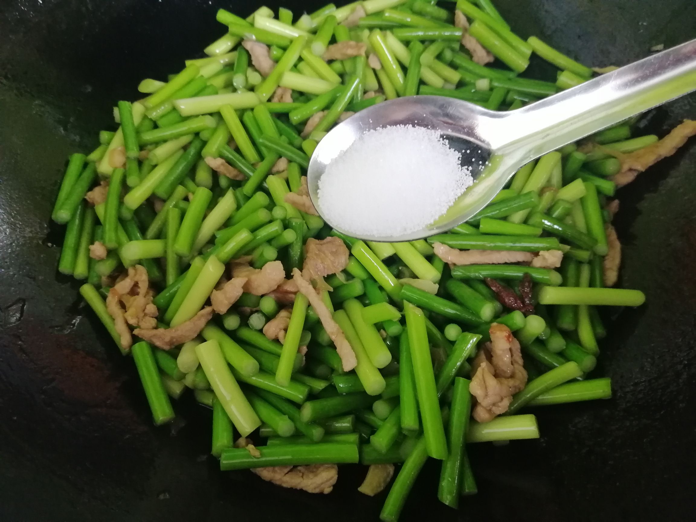 蒜苔炒肉,小朋友來做菜的做法-家常味炒菜譜-易網健康養生網 蒜苔炒肉,小朋友來做菜的做法-家常味炒菜譜