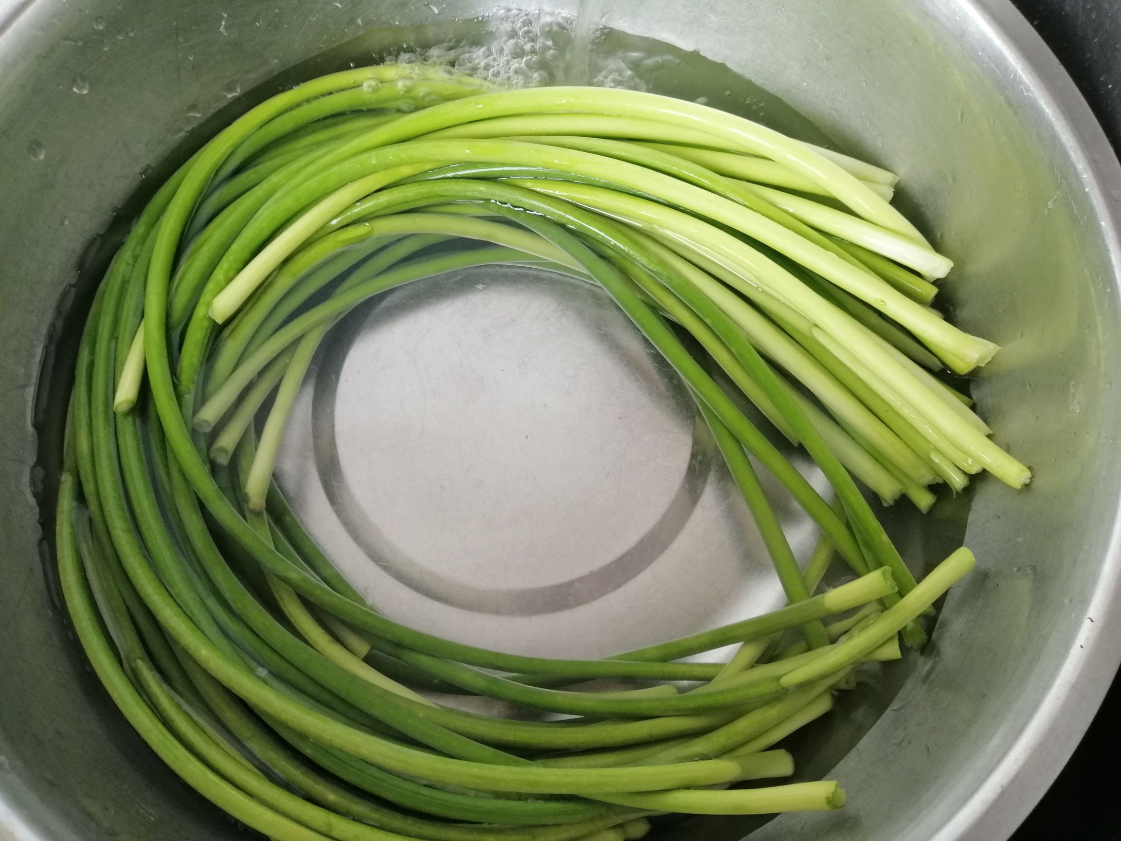 蒜苔炒肉,小朋友來做菜的做法-家常味炒菜譜-易網<a href=http://www.jsjjzhkt.cn/ target=_blank class=infotextkey>健康養生</a>網 蒜苔炒肉,小朋友來做菜的做法-家常味炒菜譜