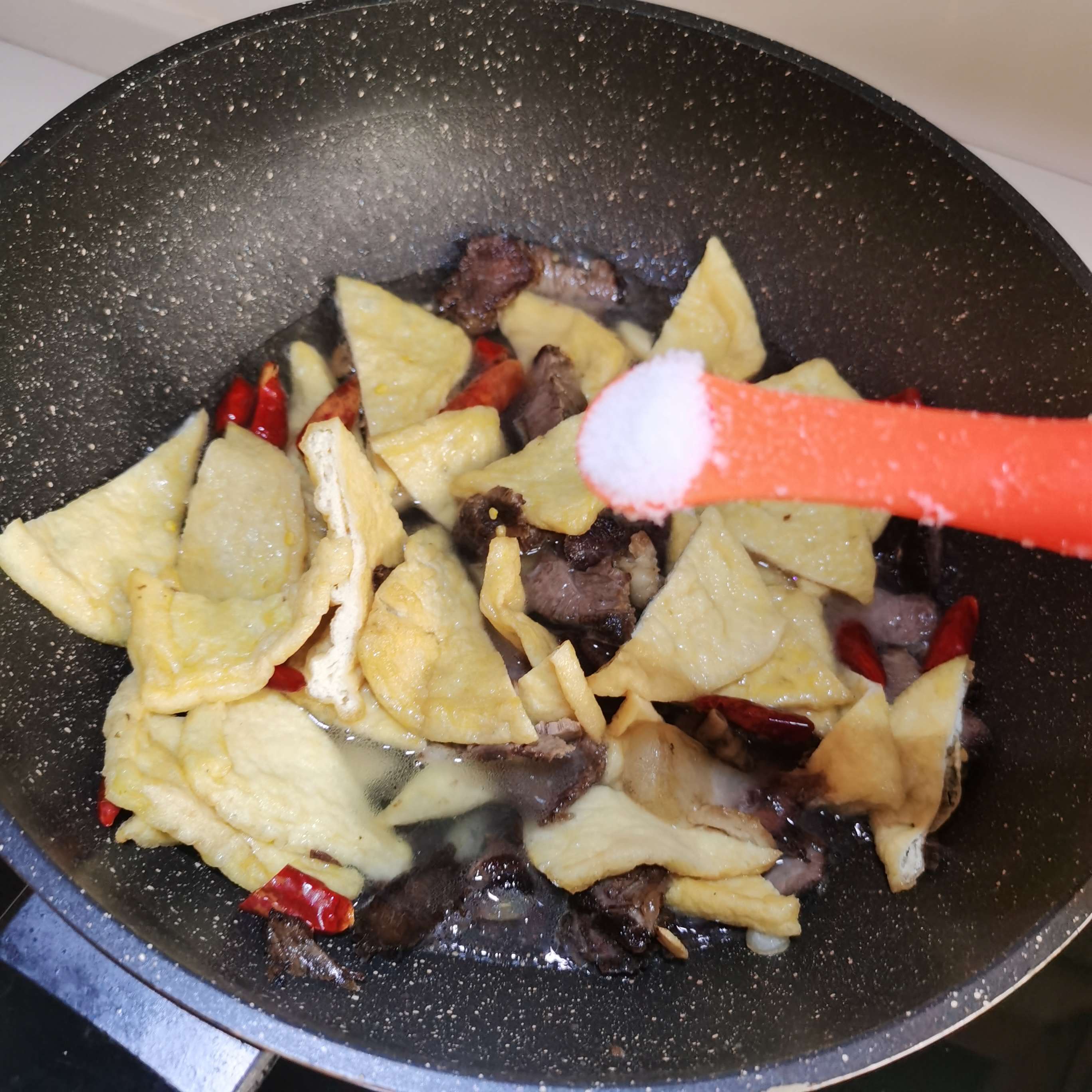 牛肉燒油豆腐的做法-家常味燒菜譜