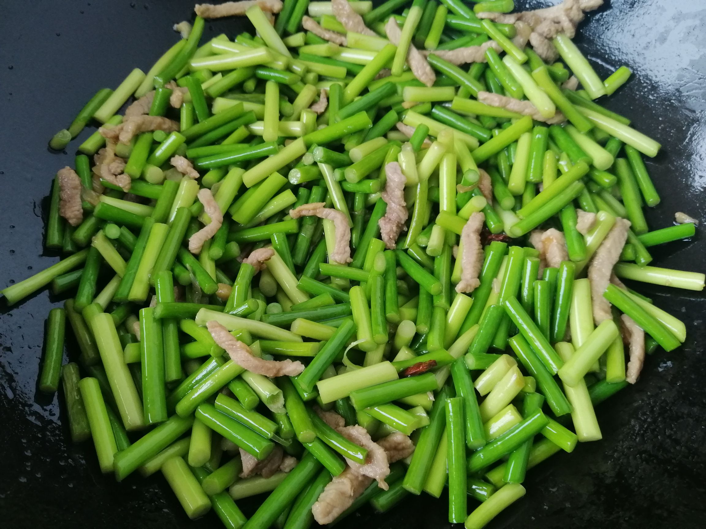 蒜苔炒肉,小朋友來做菜的做法-家常味炒菜譜-易網健康養生網 蒜苔炒肉,小朋友來做菜的做法-家常味炒菜譜
