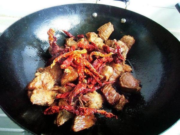 大盤牛肉的做法-香辣味燒菜譜