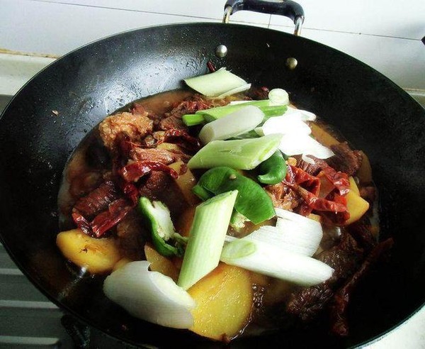 大盤牛肉的做法-香辣味燒菜譜