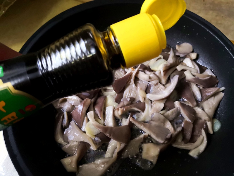 雞蛋炒蘑菇的做法-家常味炒菜譜