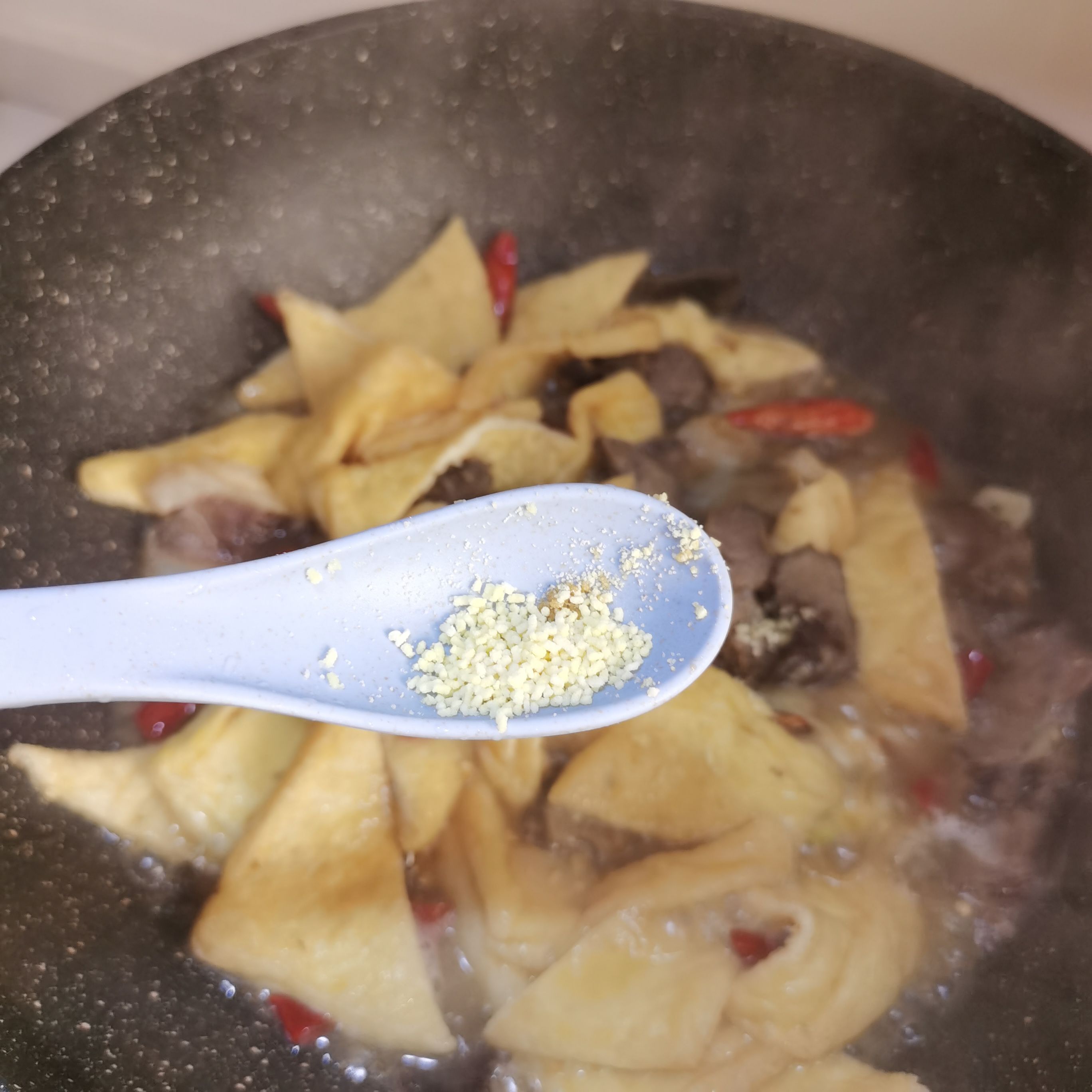 牛肉燒油豆腐的做法-家常味燒菜譜