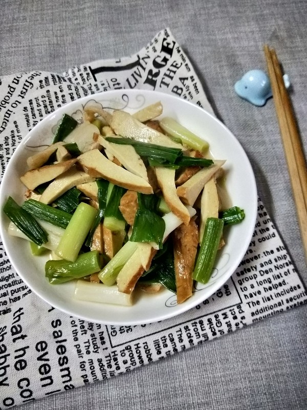 大蒜肉片炒豆腐干的做法-家常味炒菜譜