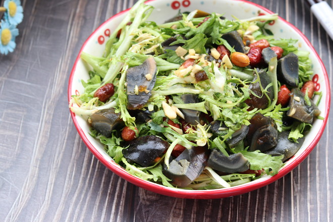 涼拌苦菊皮蛋花生米的做法-家常味拌菜譜-易網(wǎng)健康養(yǎng)生網(wǎng) 涼拌苦菊皮蛋花生米的做法-家常味拌菜譜