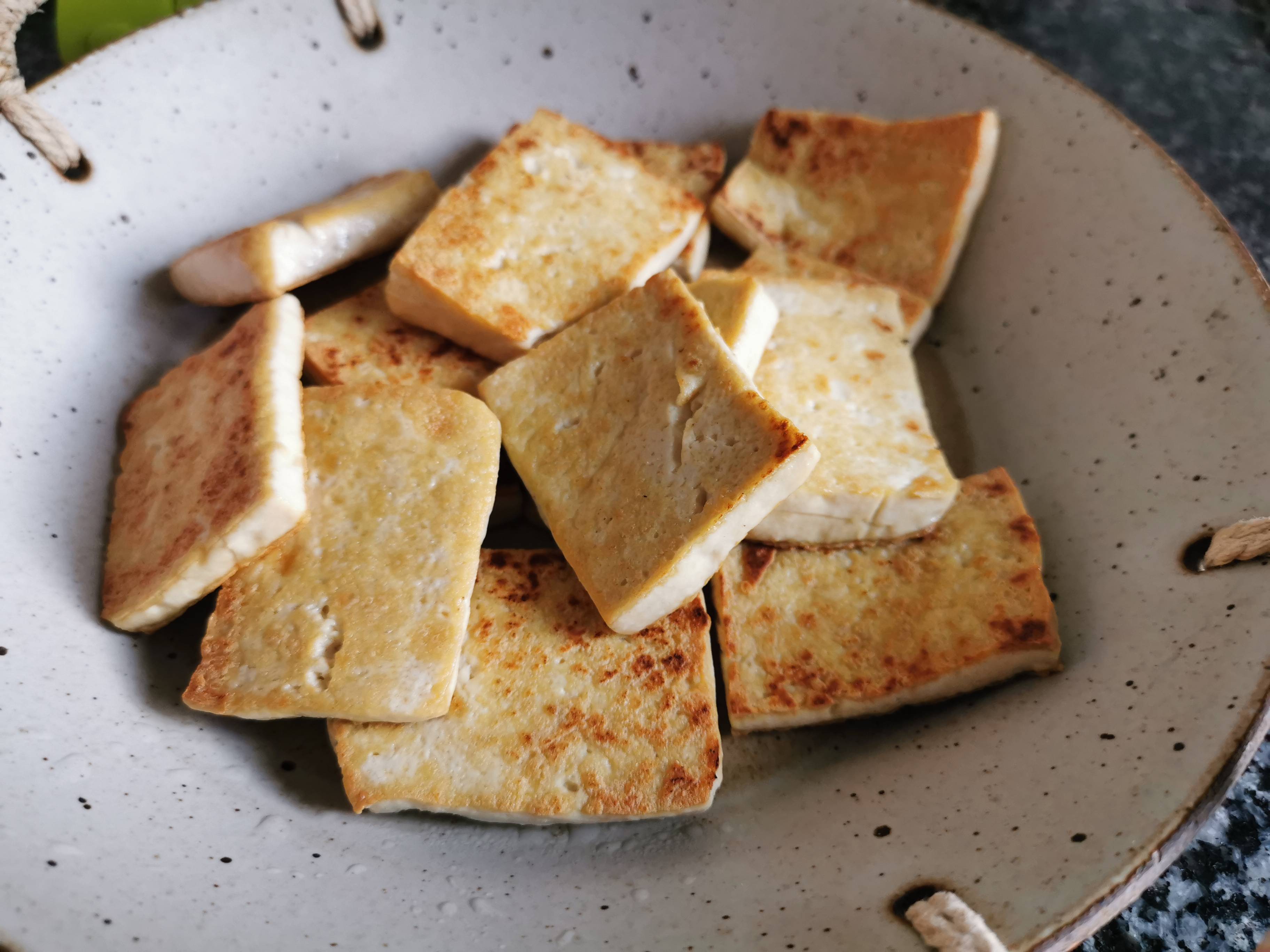 香煎豆腐的做法-香辣味煎菜譜-易網健康養生網 香煎豆腐的做法-香辣味煎菜譜