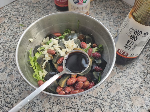 涼拌苦菊皮蛋花生米的做法-家常味拌菜譜-易網(wǎng)健康養(yǎng)生網(wǎng) 涼拌苦菊皮蛋花生米的做法-家常味拌菜譜