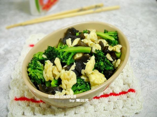 蘭花木耳炒雞蛋的做法-家常味炒菜譜-易網健康養生網 蘭花木耳炒雞蛋的做法-家常味炒菜譜