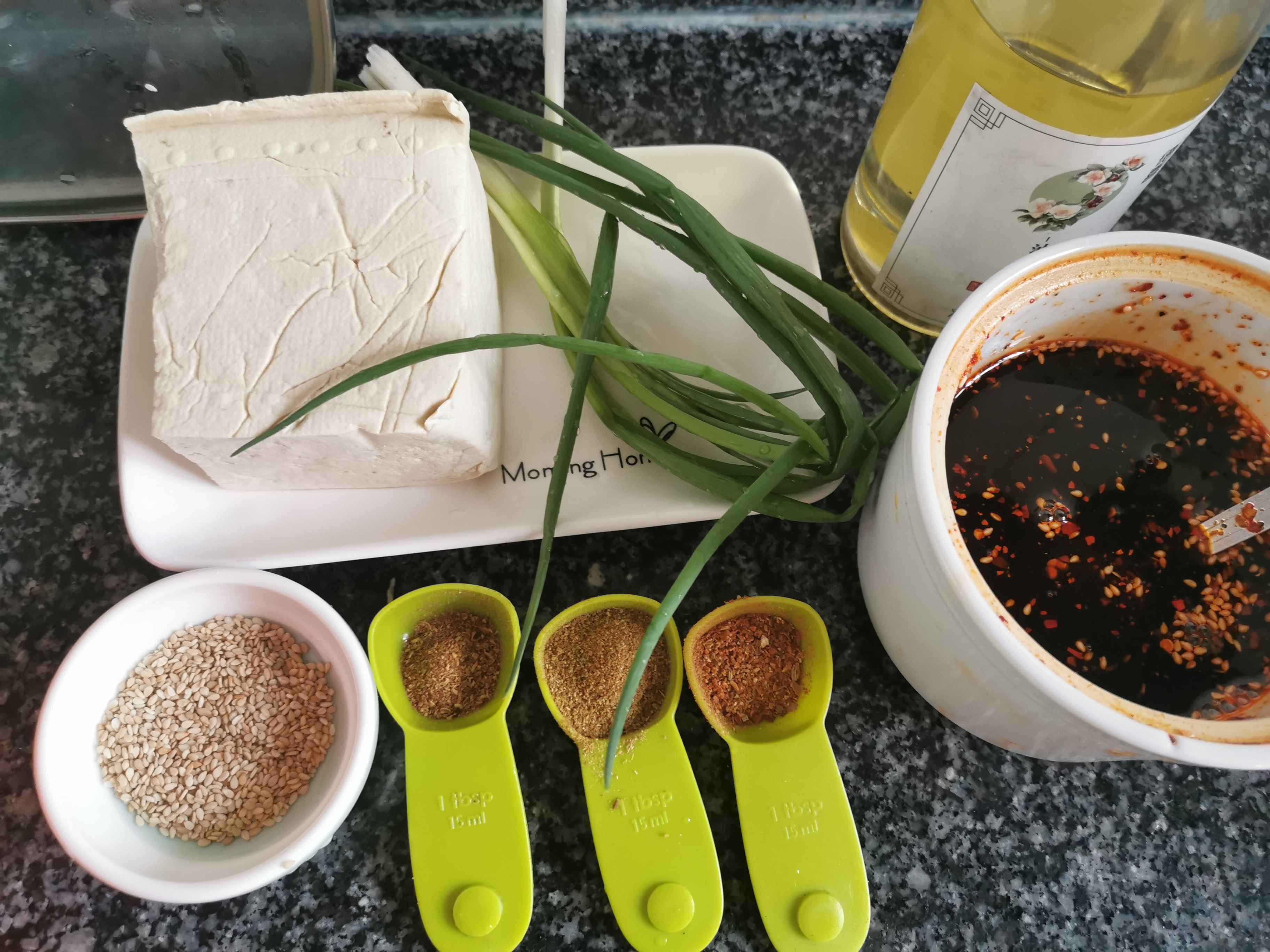 香煎豆腐的做法-香辣味煎菜譜-易網<a href=http://www.jsjjzhkt.cn/ target=_blank class=infotextkey>健康養生</a>網 香煎豆腐的做法-香辣味煎菜譜