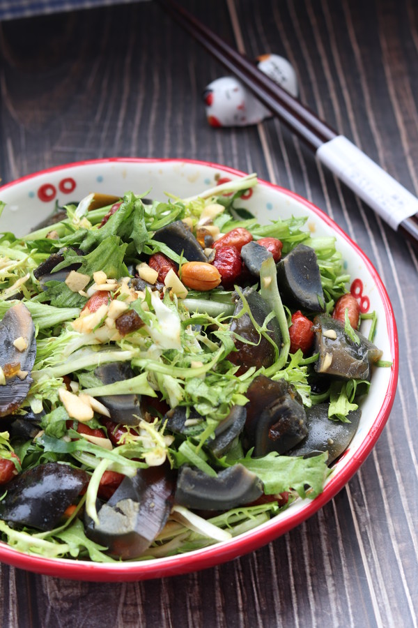 涼拌苦菊皮蛋花生米的做法-家常味拌菜譜-易網(wǎng)健康養(yǎng)生網(wǎng) 涼拌苦菊皮蛋花生米的做法-家常味拌菜譜