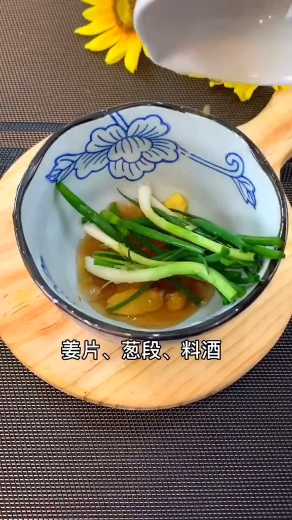 蒜蓉辣醬蒸魚的做法-香辣味蒸菜譜-易網(wǎng)健康養(yǎng)生網(wǎng) 蒜蓉辣醬蒸魚的做法-香辣味蒸菜譜