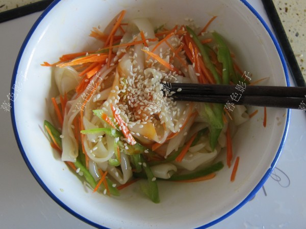 麻辣涼皮的做法-香辣味蒸菜譜-易網健康養生網 麻辣涼皮的做法-香辣味蒸菜譜