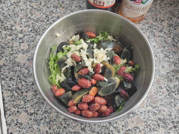 涼拌苦菊皮蛋花生米的做法-家常味拌菜譜-易網(wǎng)健康養(yǎng)生網(wǎng) 涼拌苦菊皮蛋花生米的做法-家常味拌菜譜