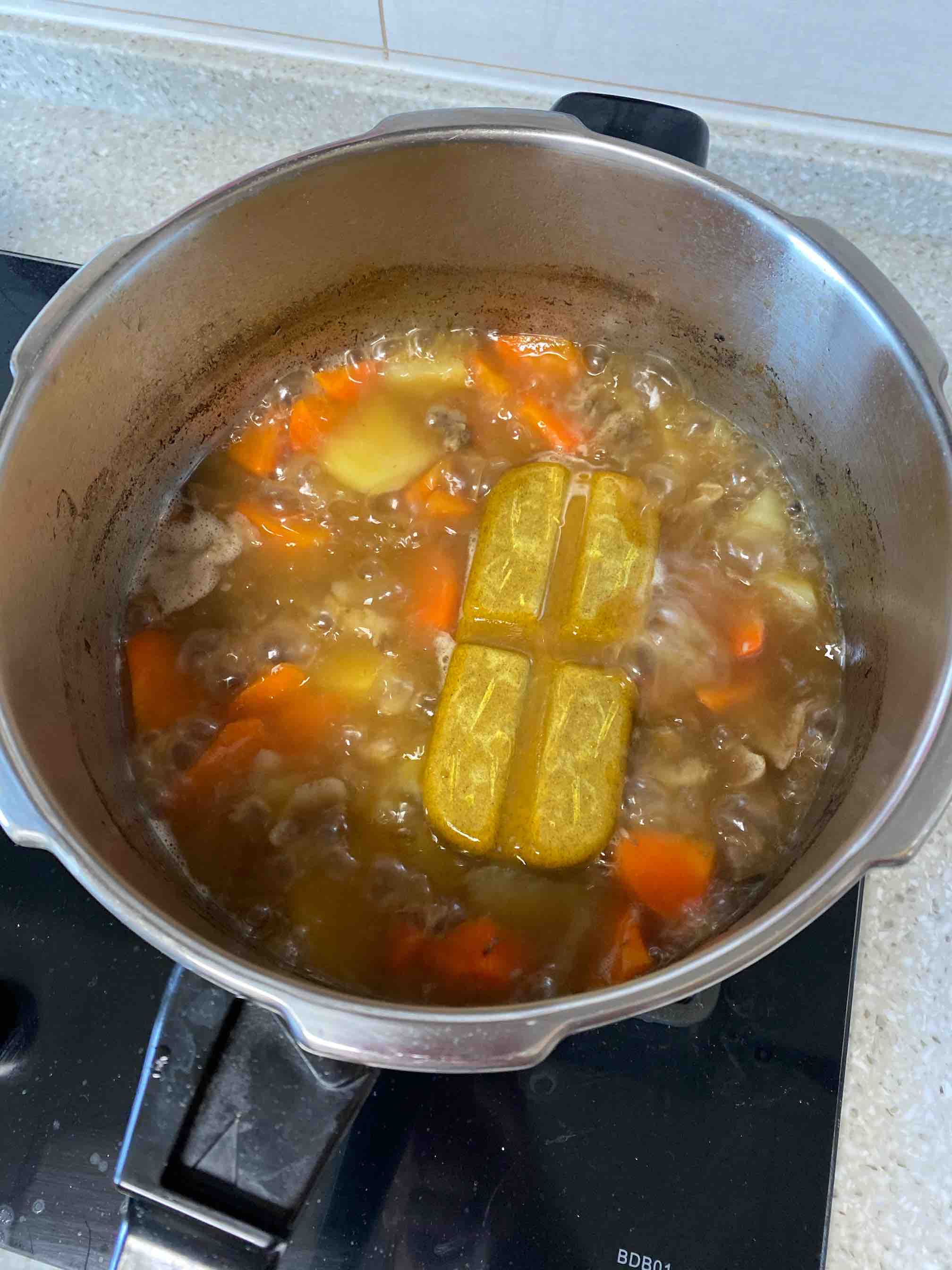 咖喱牛肉的做法-咖喱味煮菜譜-易網健康養生網 咖喱牛肉的做法-咖喱味煮菜譜