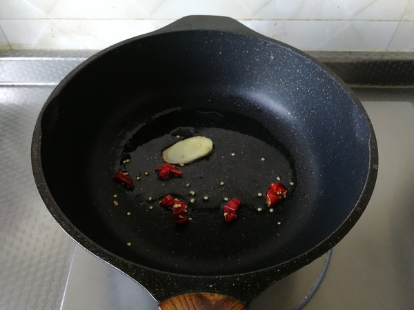 手撕包菜炒肉的做法-咸鮮味炒菜譜