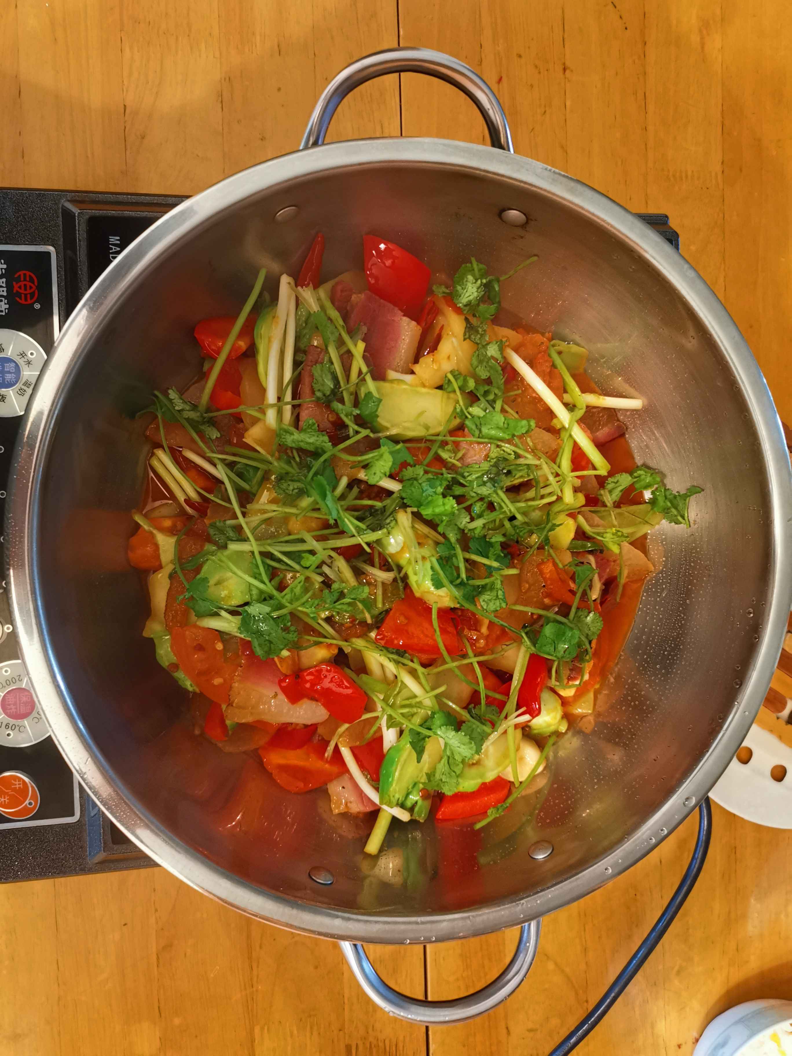 干鍋臘肉兒菜的做法-咸鮮味炒菜譜-易網健康養生網 干鍋臘肉兒菜的做法-咸鮮味炒菜譜