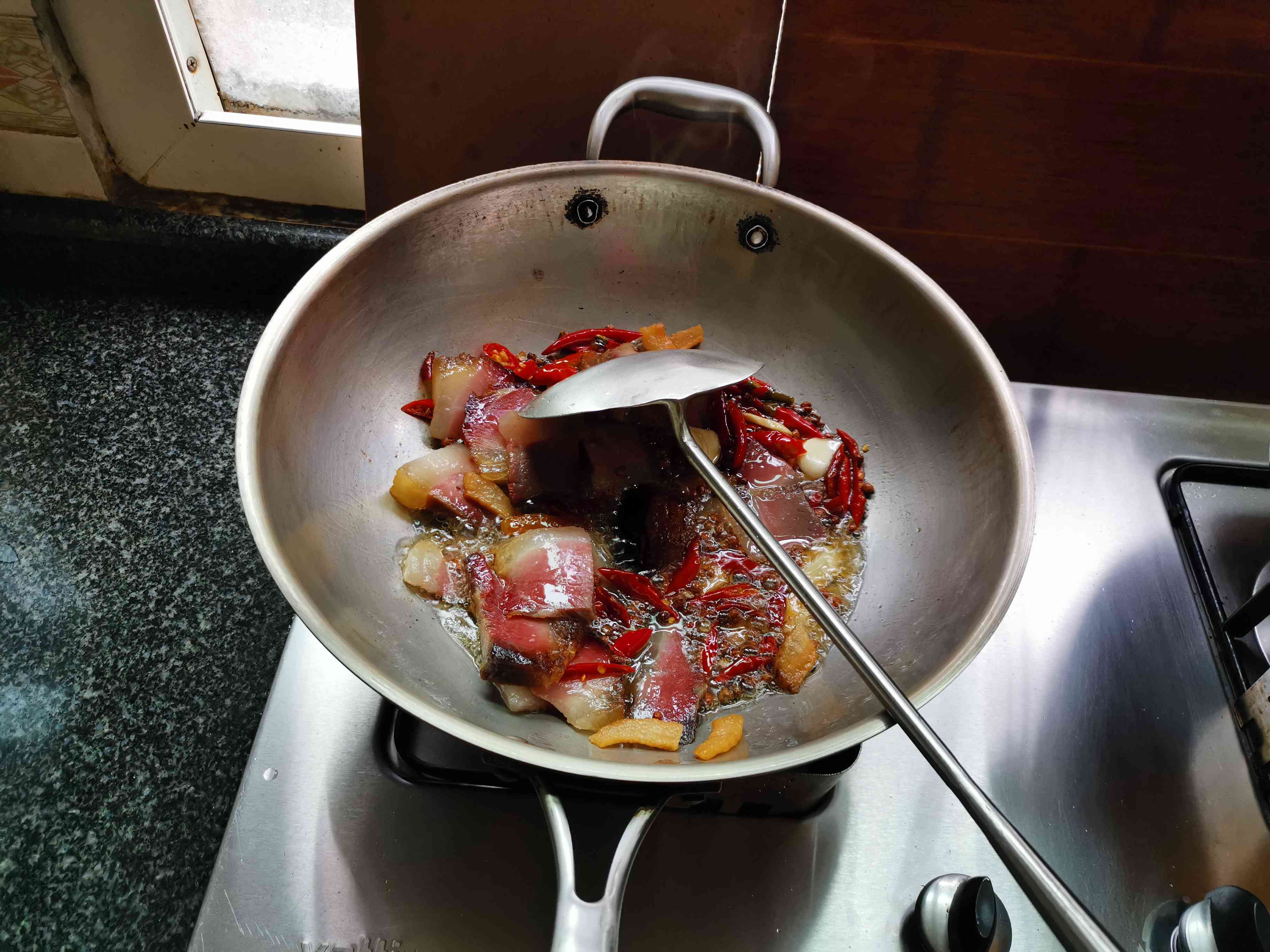 干鍋臘肉兒菜的做法-咸鮮味炒菜譜-易網<a href=http://www.jsjjzhkt.cn/ target=_blank class=infotextkey>健康養生</a>網 干鍋臘肉兒菜的做法-咸鮮味炒菜譜